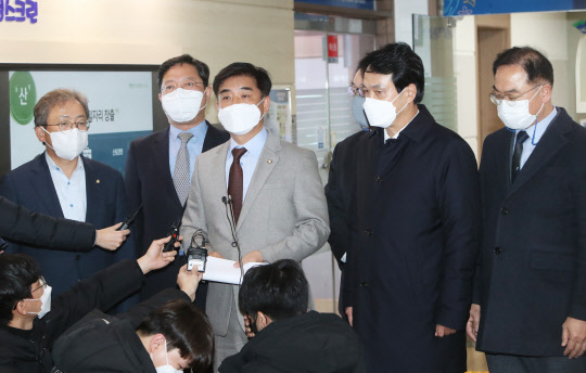 김병욱(가운데) 특위원장이 지난 3일 경기도 양평군청에서 기자들에게 브리핑을 하고 있다. 연합뉴스